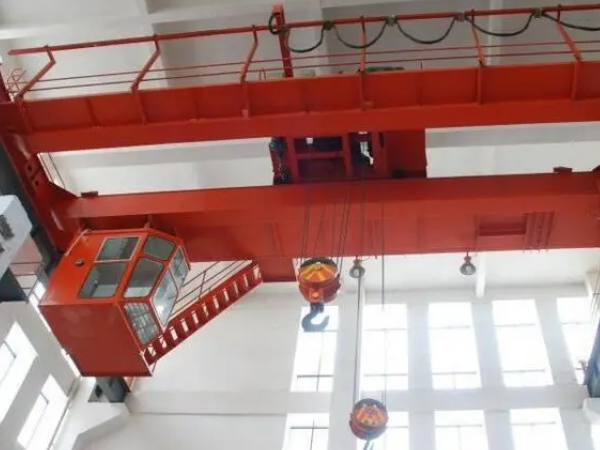 雙梁行車變頻器控制中如何實現(xiàn)行車的正反轉(zhuǎn)、升降、行走等基本操作？
